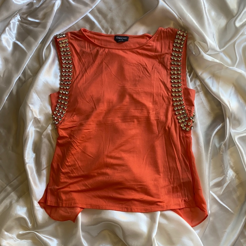 A pink tank top with diamond sleeves